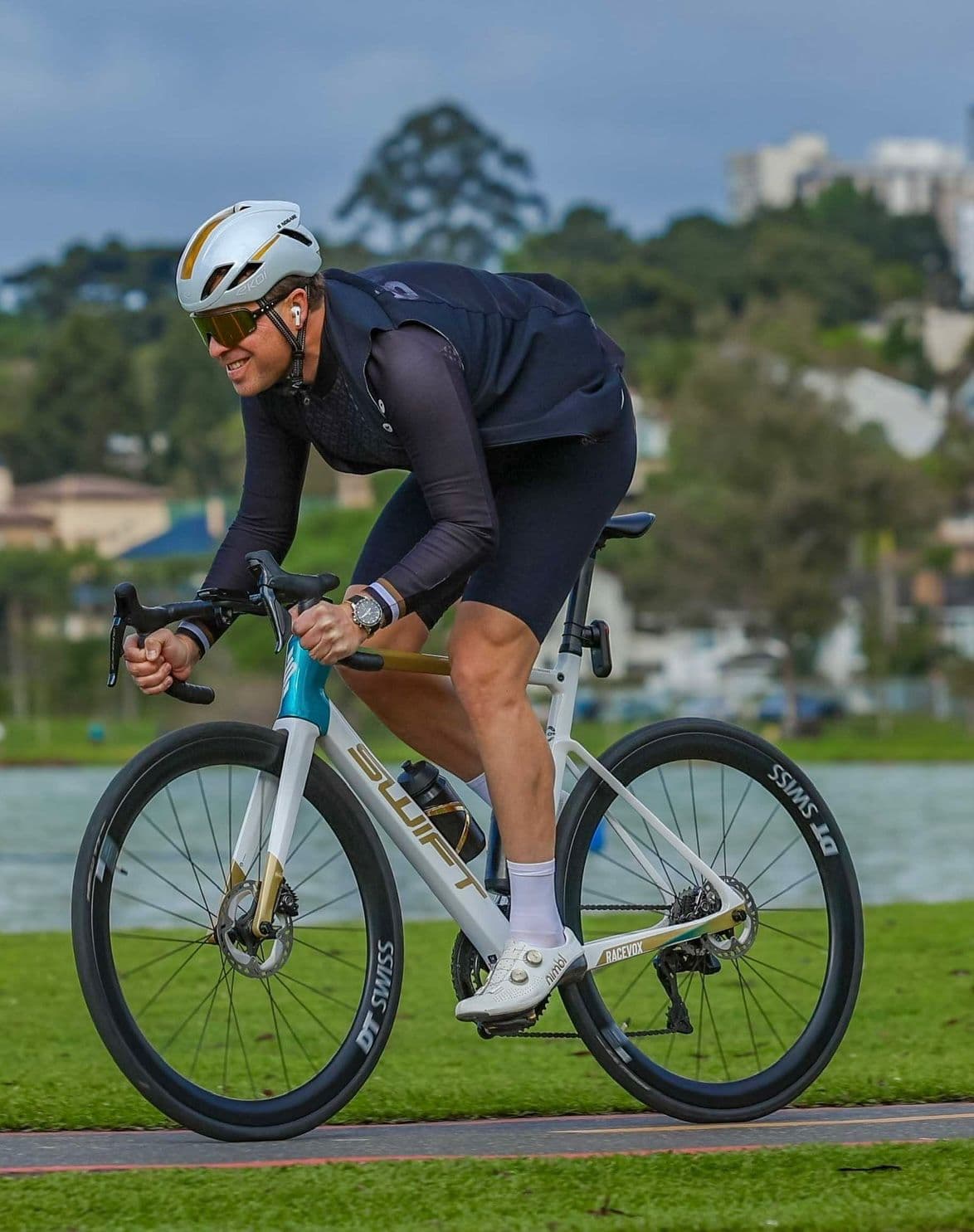 Cyclist with SWIFT bike seen from above by the lake